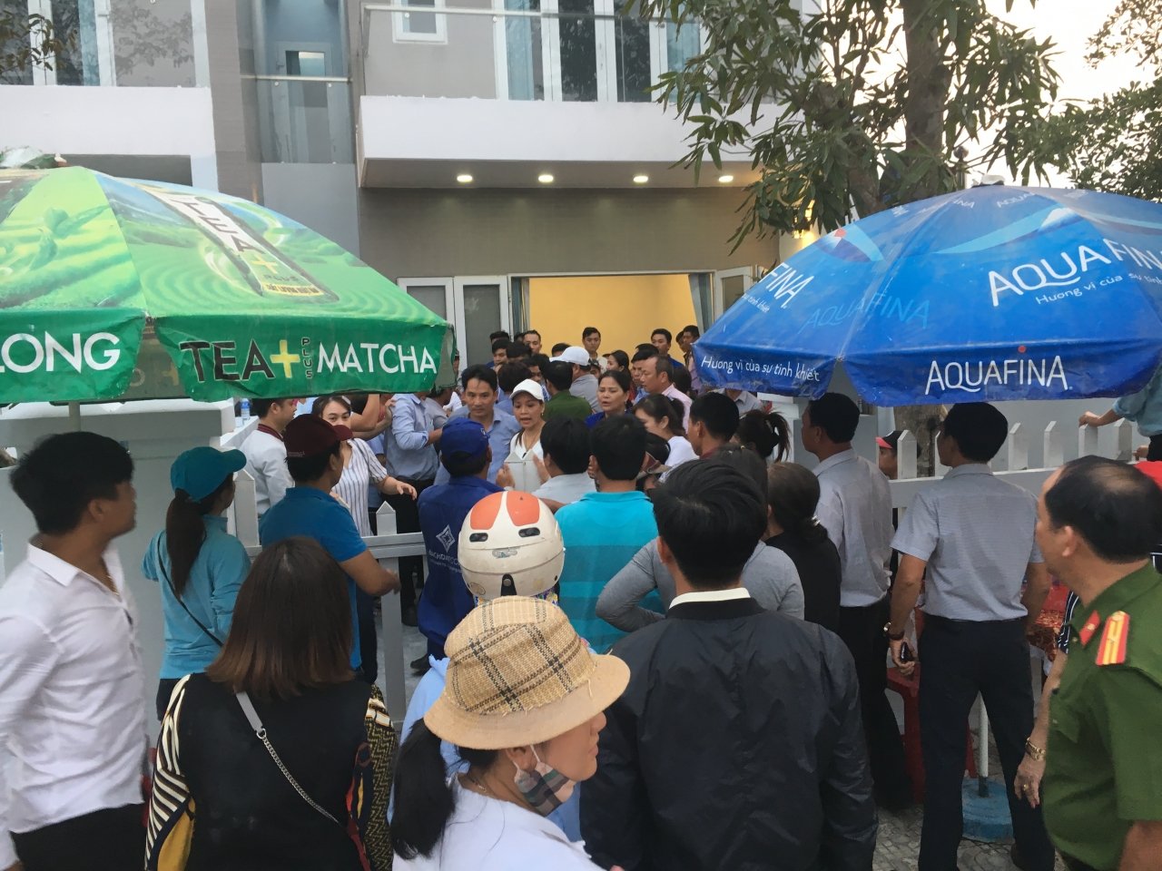 vu-hang-tram-khach-hang-bao-vay-du-an-doi-so-do-nguoi-dan-tiep-tuc-bao-vay-tru-so-sau-khi-cuoc-lam-viec-bat-thanh