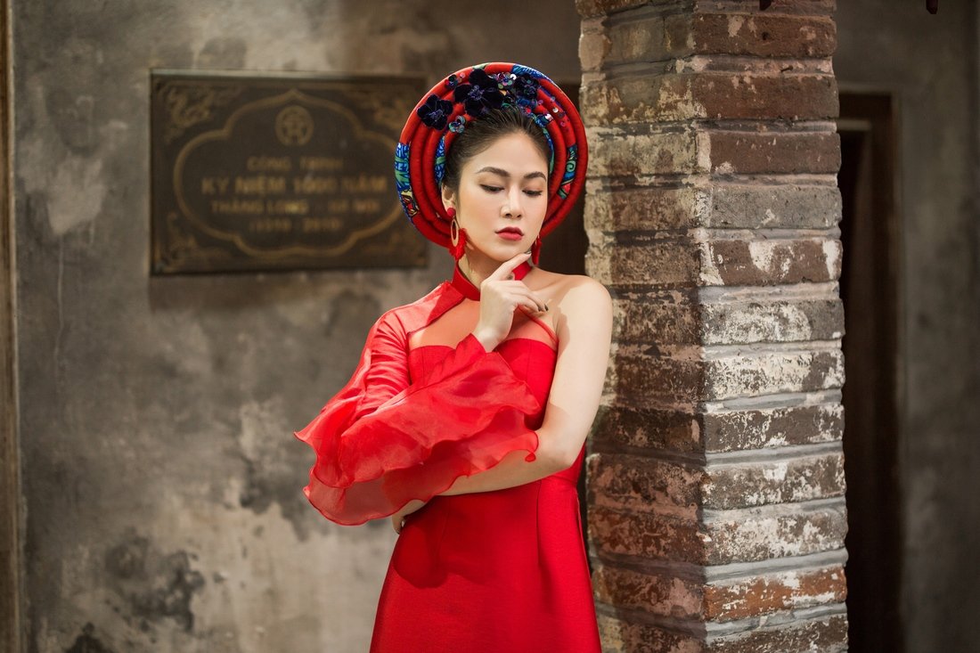 hoa-hau-tuyet-nga-khoe-dang-voi-ao-dai-sau-dang-quang