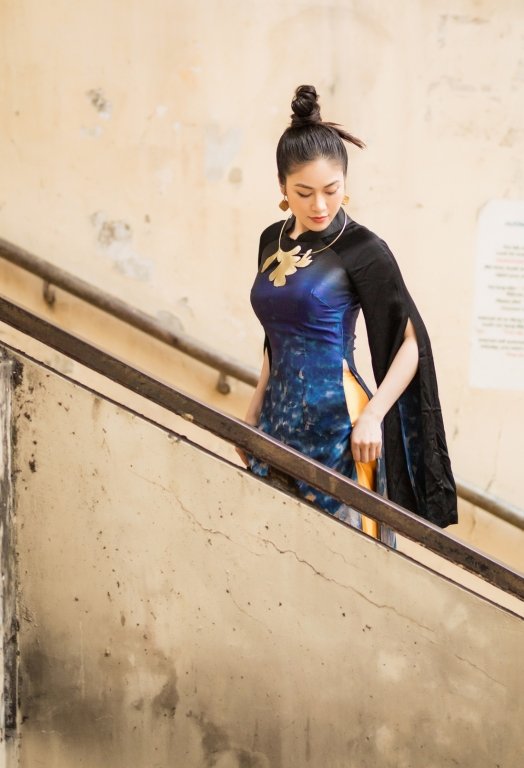 hoa-hau-tuyet-nga-khoe-dang-voi-ao-dai-sau-dang-quang