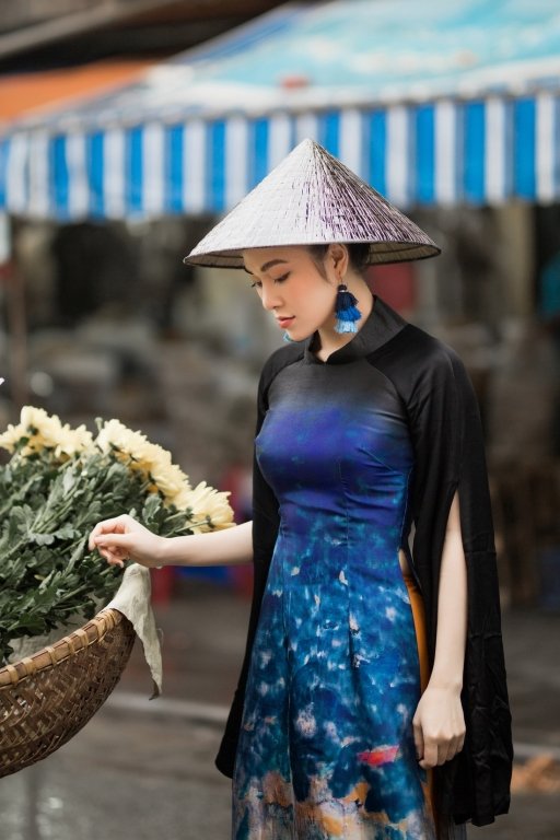 hoa-hau-tuyet-nga-khoe-dang-voi-ao-dai-sau-dang-quang