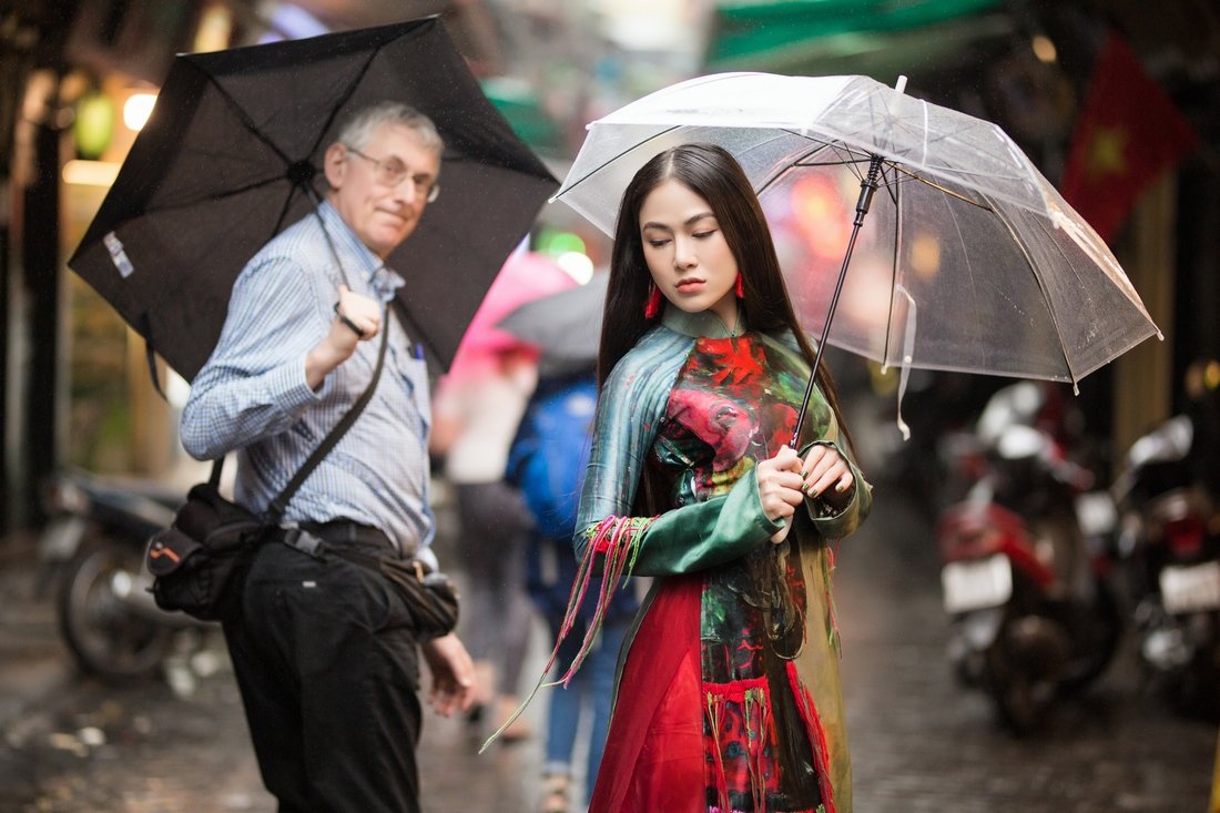 hoa-hau-tuyet-nga-khoe-dang-voi-ao-dai-sau-dang-quang