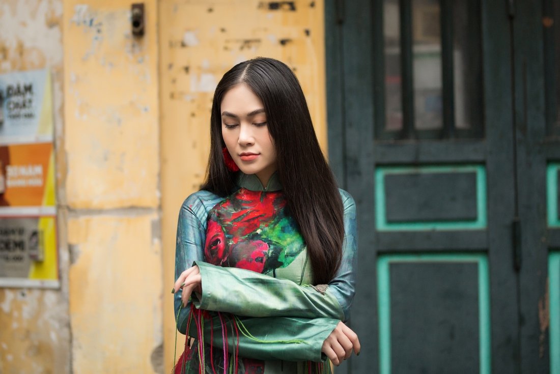 hoa-hau-tuyet-nga-khoe-dang-voi-ao-dai-sau-dang-quang