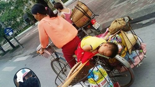 xuc-dong-hinh-anh-me-dat-con-trong-xe-ban-banh-mi-ron-ruoi-muu-sinh