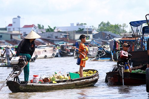 xuc-dong-hinh-anh-me-dat-con-trong-xe-ban-banh-mi-ron-ruoi-muu-sinh
