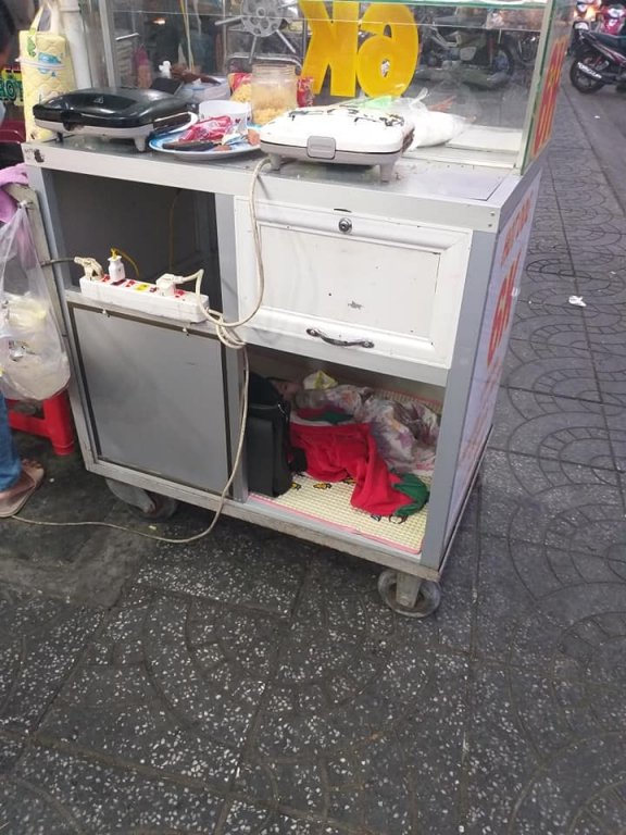 xuc-dong-hinh-anh-me-dat-con-trong-xe-ban-banh-mi-ron-ruoi-muu-sinh