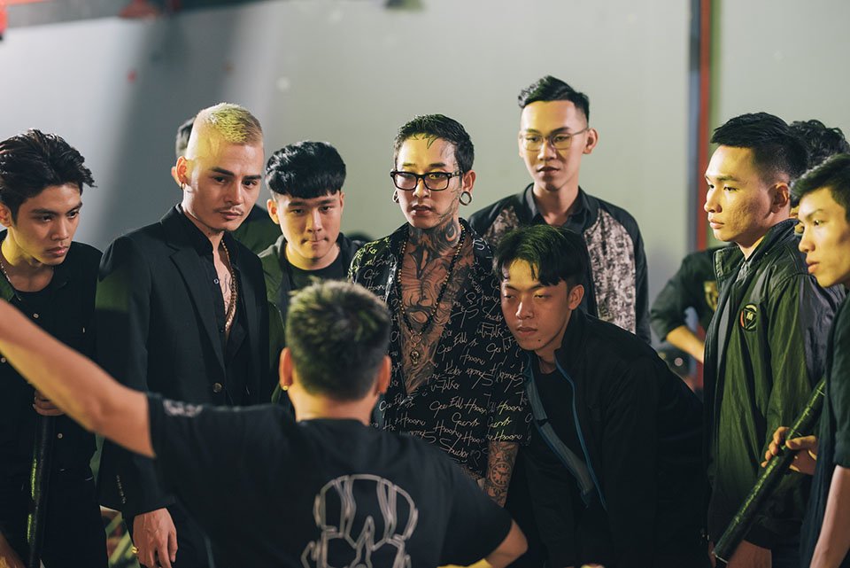 hoa-vinh-bat-tay-dat-g-trong-mv-dam-chat-xa-hoi-den