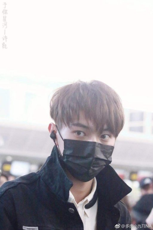 hua-khai-nam-dien-vien-dien-hi-cong-luoc-bi-fan-chen-lan-xo-day-dam-nat-dien-thoai