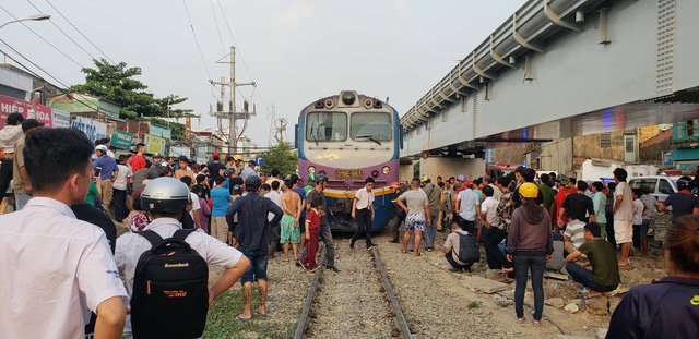 Kịch tính giải cứu người đàn ông mắc kẹt dưới gầm tàu hỏa