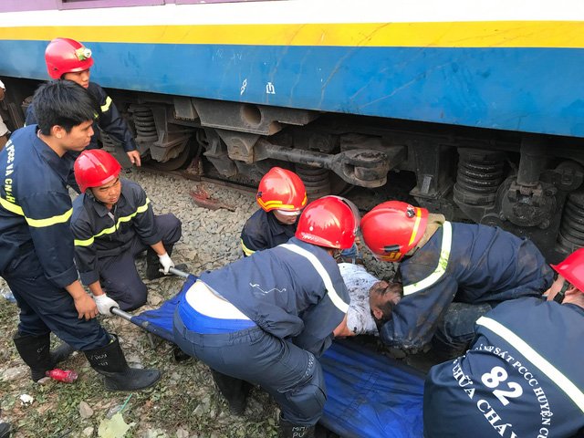Kịch tính giải cứu người đàn ông mắc kẹt dưới gầm tàu hỏa