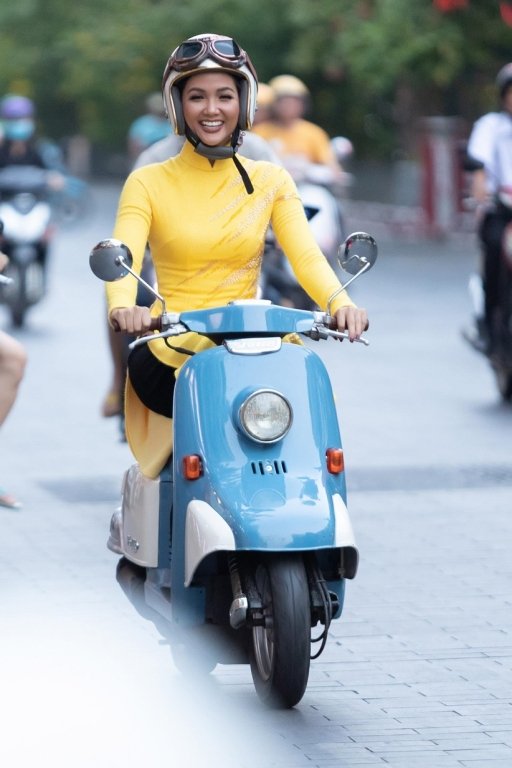 sao-viet-hom-nay-huong-tram-mac-bikini-de-lo-hinh-xam-moi