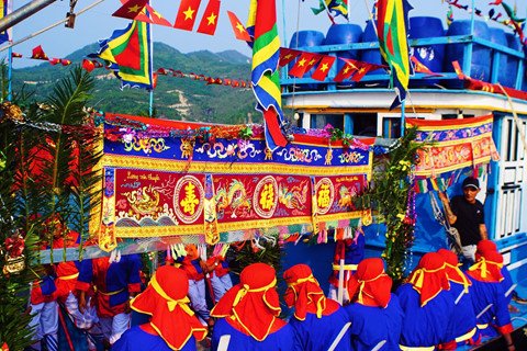 Hòa mình vào lễ hội Cầu Ngư đầy sắc màu bên bờ biển Khánh Hòa