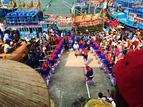 Hòa mình vào lễ hội Cầu Ngư đầy sắc màu bên bờ biển Khánh Hòa