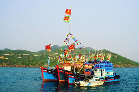 Hòa mình vào lễ hội Cầu Ngư đầy sắc màu bên bờ biển Khánh Hòa