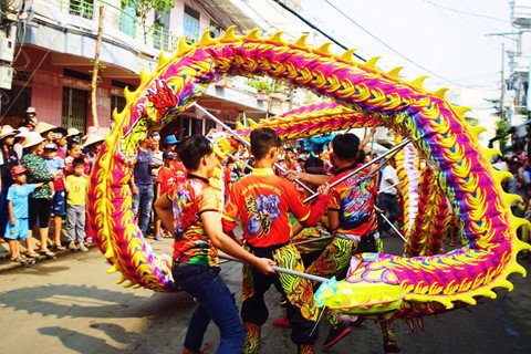 Hòa mình vào lễ hội Cầu Ngư đầy sắc màu bên bờ biển Khánh Hòa