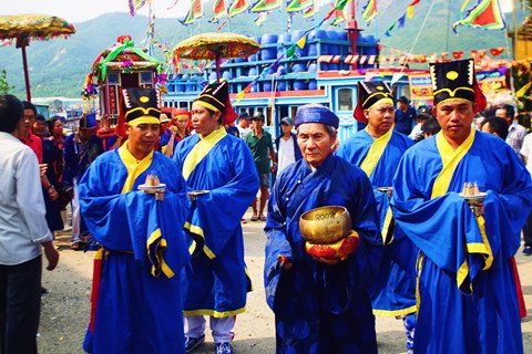 Hòa mình vào lễ hội Cầu Ngư đầy sắc màu bên bờ biển Khánh Hòa
