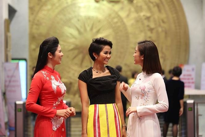 dan-nguoi-dep-hoa-hau-viet-nam-khoe-sac-trong-buoi-tuyen-duong-guong-mat-tre-2018
