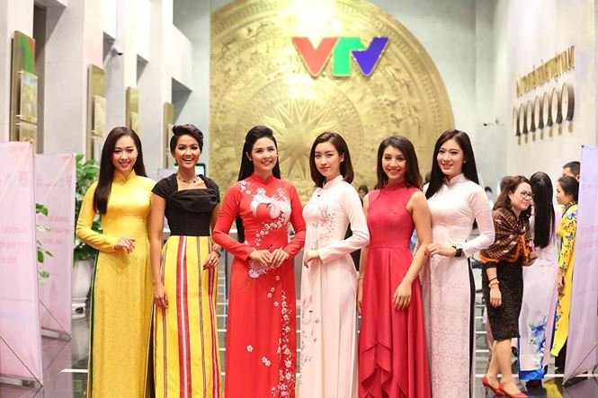 dan-nguoi-dep-hoa-hau-viet-nam-khoe-sac-trong-buoi-tuyen-duong-guong-mat-tre-2018