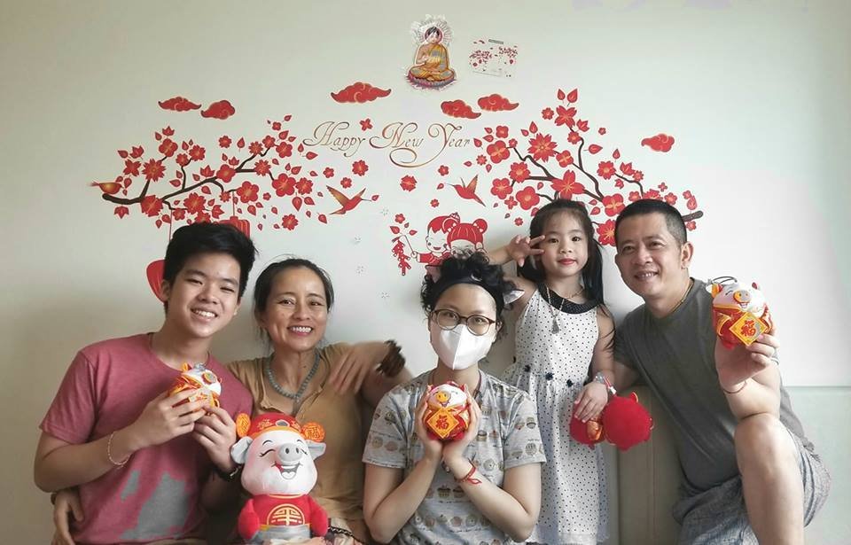 Con gái đạo diễn 'Những ngọn nến trong đêm' hoại tử cánh tay, mổ hết 2 tỷ