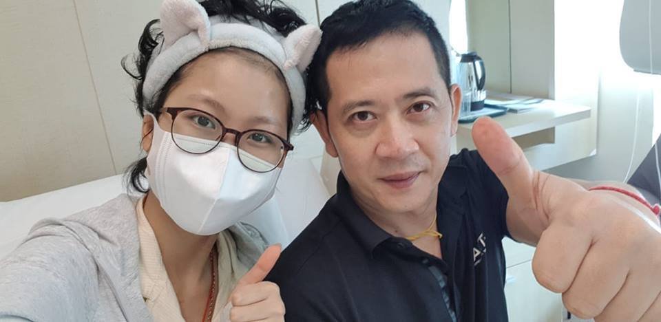 Con gái đạo diễn 'Những ngọn nến trong đêm' hoại tử cánh tay, mổ hết 2 tỷ