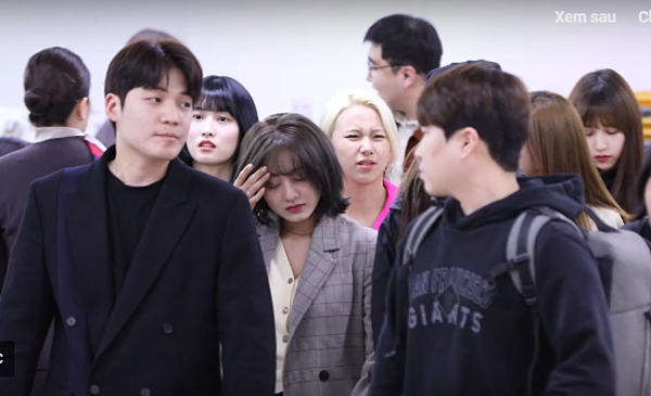truong-nhom-twice-bat-khoc-giua-san-bay-khi-bi-hoi-ve-tin-don-co-la-nan-nhan-bi-jung-joon-young-quay-len-clip-sex