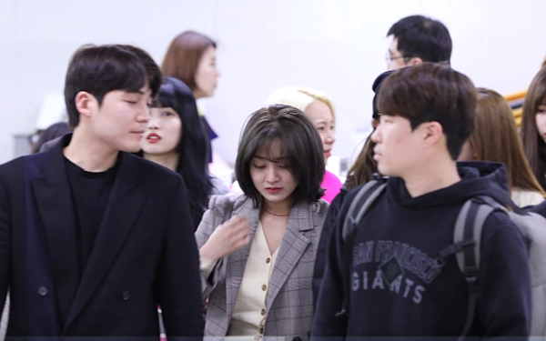 truong-nhom-twice-bat-khoc-giua-san-bay-khi-bi-hoi-ve-tin-don-co-la-nan-nhan-bi-jung-joon-young-quay-len-clip-sex
