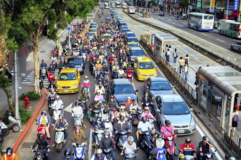 Cảnh tắc nghẽn ngộp thở của những 'thiên đường xe máy' thế giới