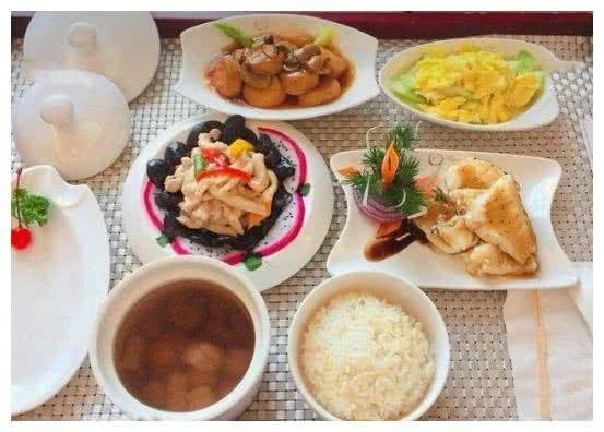 phung-thieu-phong-cham-soc-trieu-le-dinh-tan-rang-sau-khi-sinh-con