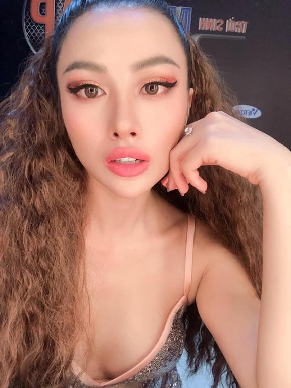 sao-viet-hom-nay-mai-phuong-thuy-chi-700-trieu-dong-lam-tu-thien