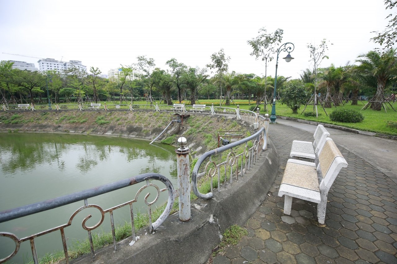 toan-canh-cong-vien-cau-giay-truoc-de-xuat-xen-mot-phan-xay-bai-gui-xe