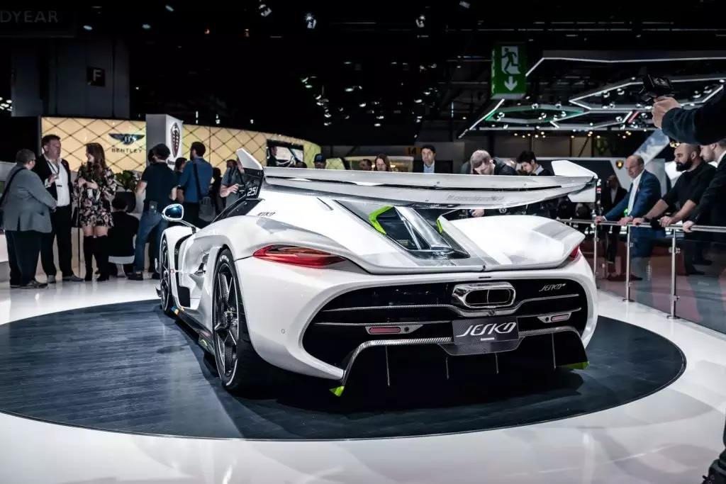 125-sieu-xe-koenigsegg-jesko-gia-28-trieu-usd-ban-sach-sau-mot-trien-lam