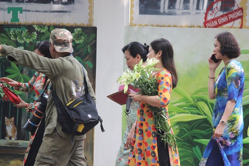 cuoi-thang-ba-hoa-loa-ken-tinh-khoi-tran-xuong-pho-ha-noi