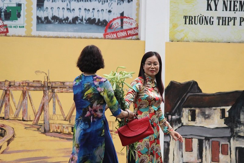 cuoi-thang-ba-hoa-loa-ken-tinh-khoi-tran-xuong-pho-ha-noi