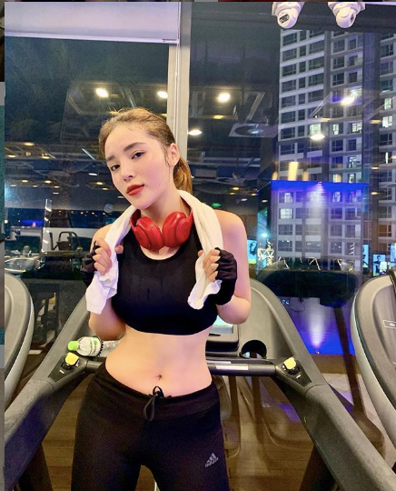 hoa-hau-ky-duyen-phan-phao-khi-bi-fan-mia-mai-ve-qua-khu-hut-bong-cuoi