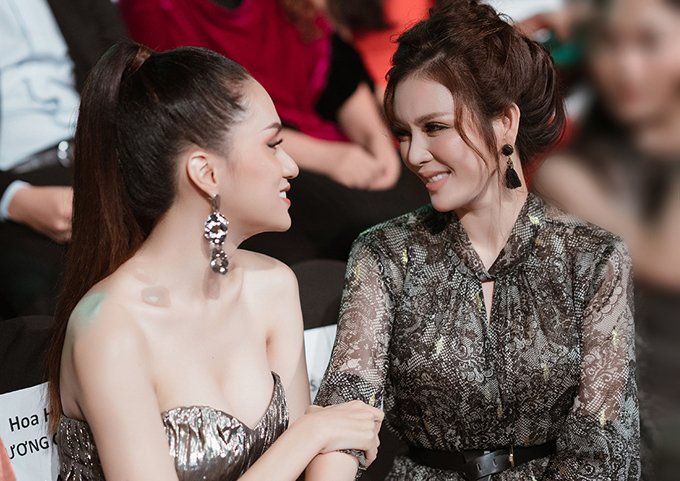 ly-nha-ky-than-thiet-voi-huong-giang-trong-su-kien