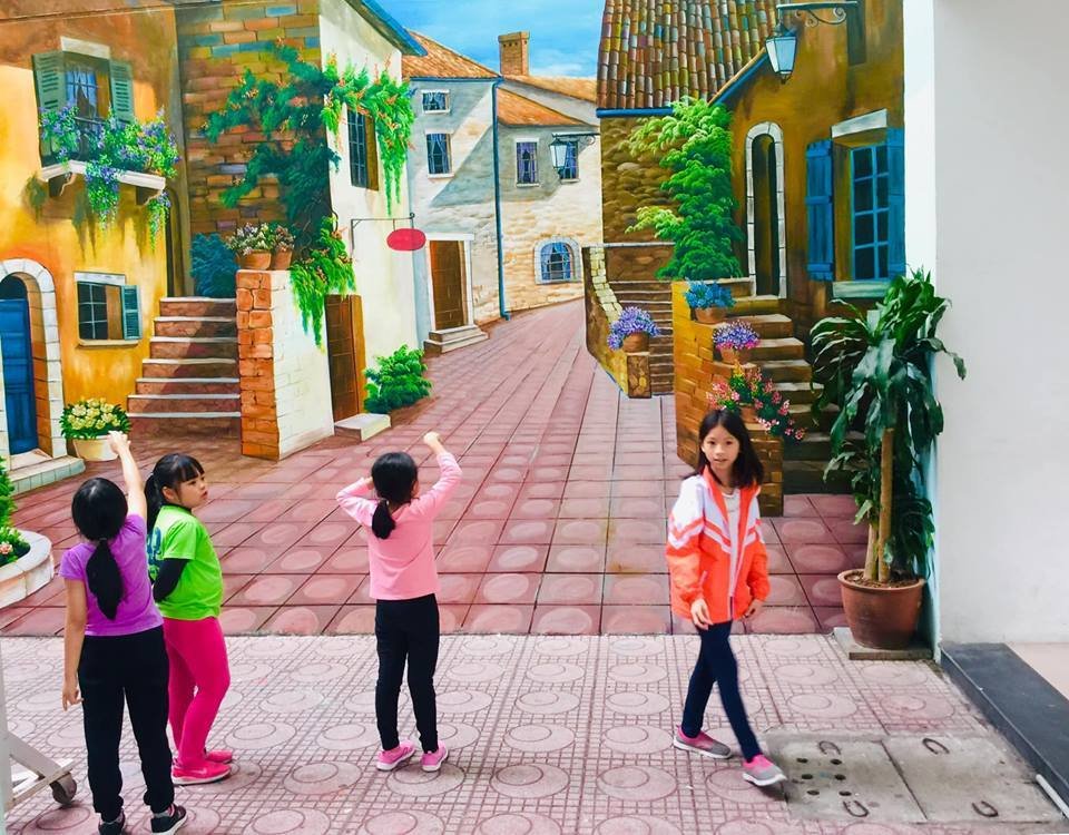 Thầy giáo biến những bức tường trường học vô giác thành điểm check-in tuyệt vời