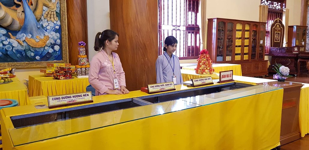 Trước tâm bão truyền bá vong báo oán, chùa Ba Vàng vẫn đông người