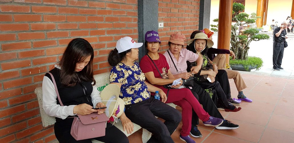 Trước tâm bão truyền bá vong báo oán, chùa Ba Vàng vẫn đông người