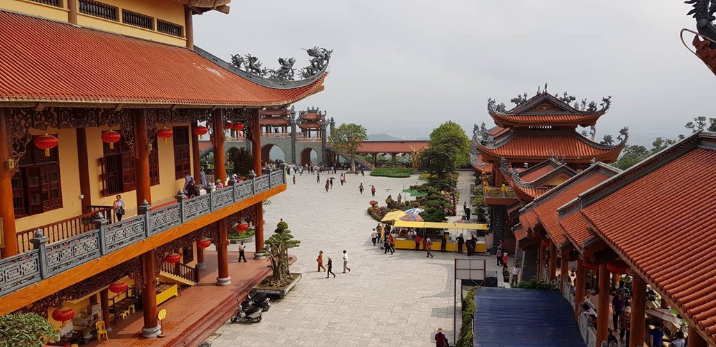 Trước tâm bão truyền bá vong báo oán, chùa Ba Vàng vẫn đông người