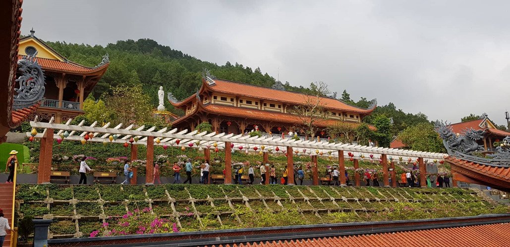 Trước tâm bão truyền bá vong báo oán, chùa Ba Vàng vẫn đông người