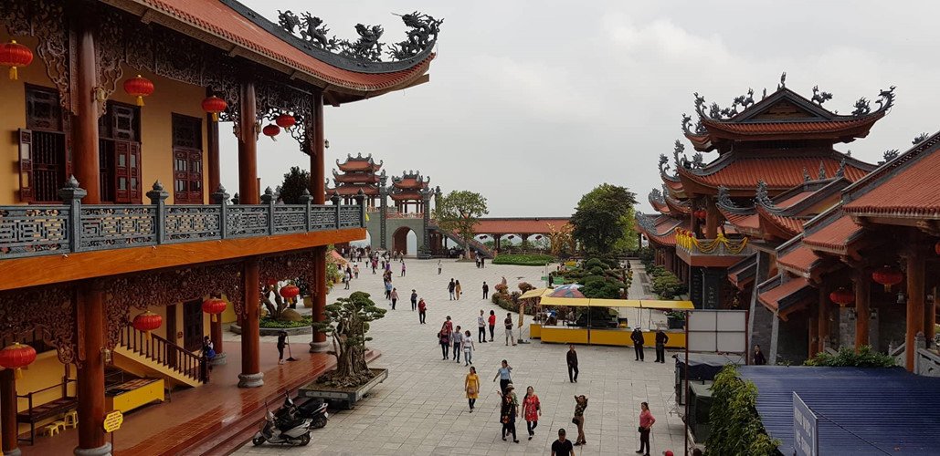 Trước tâm bão truyền bá vong báo oán, chùa Ba Vàng vẫn đông người