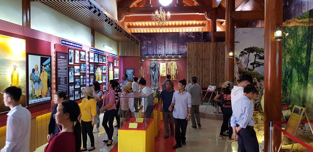 Trước tâm bão truyền bá vong báo oán, chùa Ba Vàng vẫn đông người