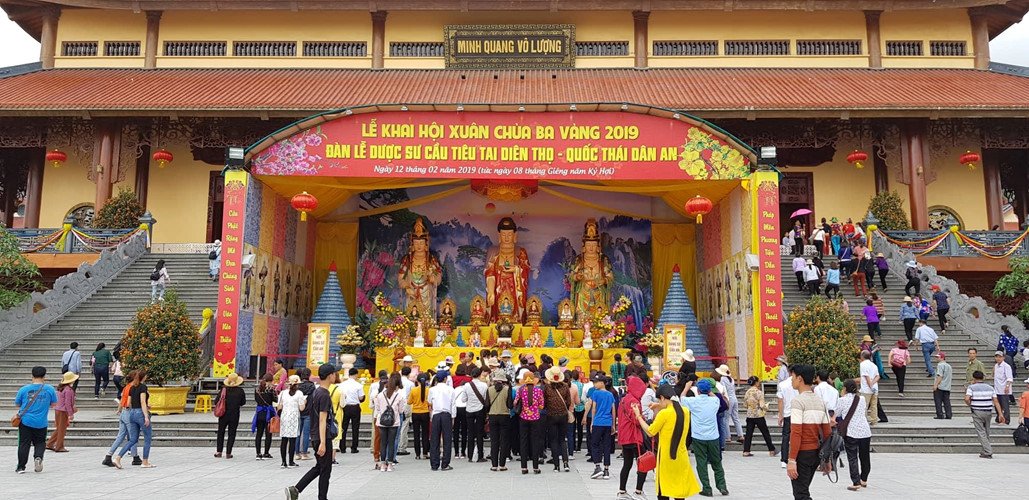 Trước tâm bão truyền bá vong báo oán, chùa Ba Vàng vẫn đông người