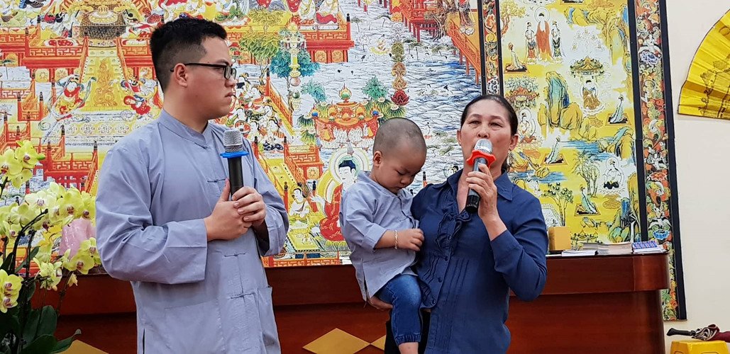 Trước tâm bão truyền bá vong báo oán, chùa Ba Vàng vẫn đông người