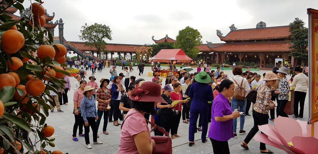 Trước tâm bão truyền bá vong báo oán, chùa Ba Vàng vẫn đông người