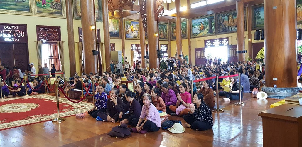 Trước tâm bão truyền bá vong báo oán, chùa Ba Vàng vẫn đông người