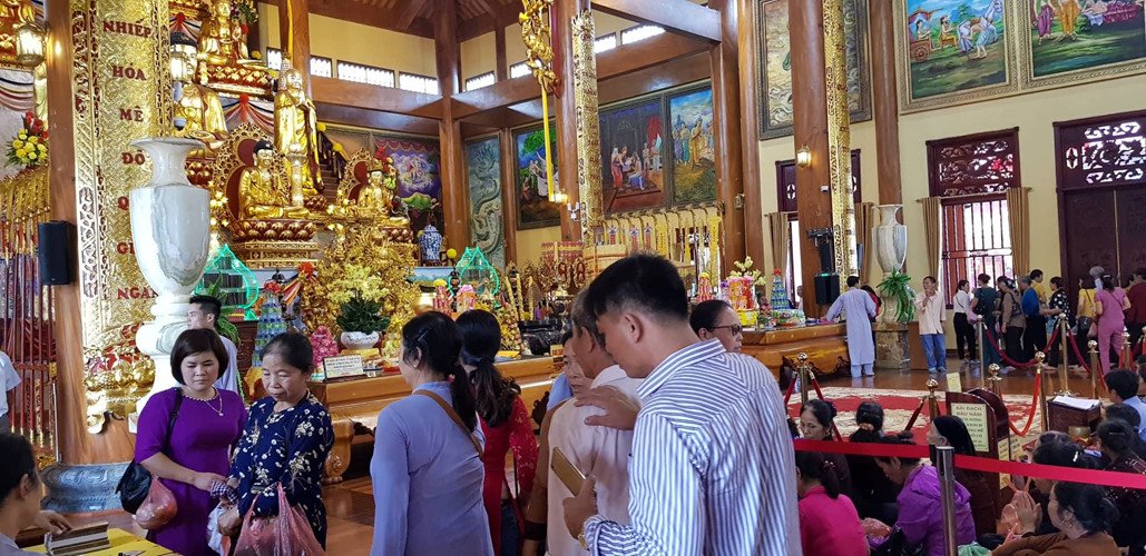 Trước tâm bão truyền bá vong báo oán, chùa Ba Vàng vẫn đông người