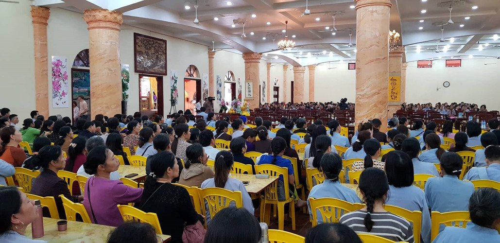 Trước tâm bão truyền bá vong báo oán, chùa Ba Vàng vẫn đông người