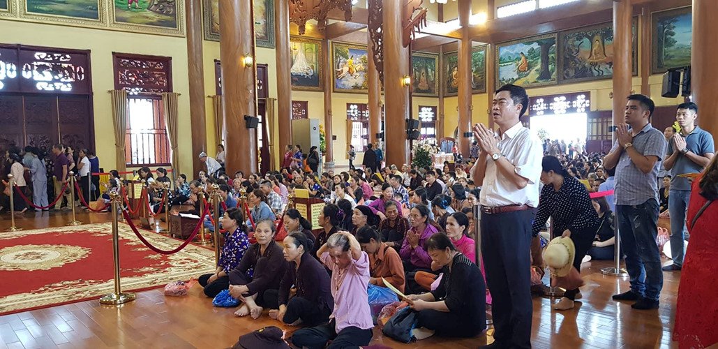 Trước tâm bão truyền bá vong báo oán, chùa Ba Vàng vẫn đông người