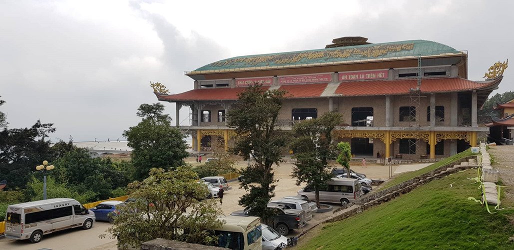 Trước tâm bão truyền bá vong báo oán, chùa Ba Vàng vẫn đông người