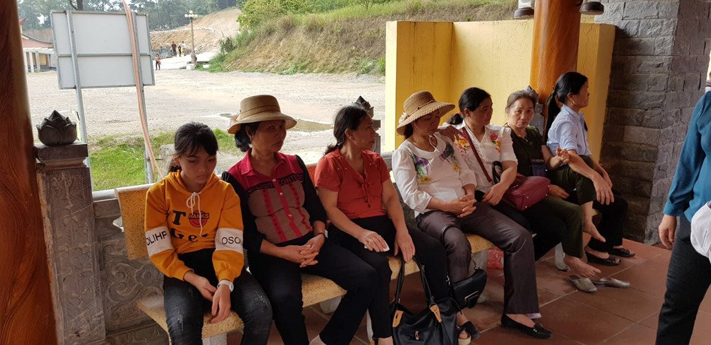 Trước tâm bão truyền bá vong báo oán, chùa Ba Vàng vẫn đông người